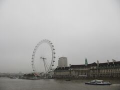 テムズ河の向こう岸にはLondon Eye