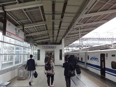 新幹線に乗り、米原で降りる。
米原駅を利用すること自体、久しぶりである。