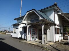 鷲塚針原駅の駅舎。
この路線の、福井市内最後の駅。
それにしても、相互乗り入れ電車の終着駅はなぜこの駅なのだろう。