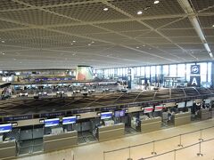 成田空港第一ターミナルは初めて。
なかなか年季が入った空港で歴史を感じます。
天井が低いですね。