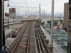 福井駅を出発。
ここからしばらくは将来新幹線となる高架を仮使用した区間である。
