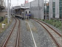 高架から降りてきて、福井口駅。
高架工事が進行中の仮設駅。