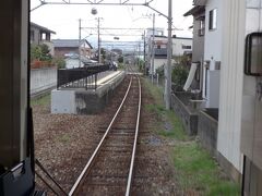 越前開発（えちぜんかいほつ）駅。
複線区間の島式ホームから、単線区間の片面ホームに変わっている。