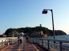 日が落ちる前に江の島に戻ってきました。江の島へは、子供のころ夏休みに毎年来ていたのでとても懐かしいです。