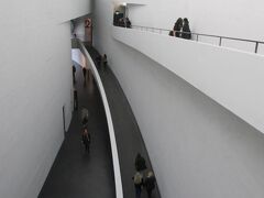 トゥルクからヘルシンキへ戻りました。夕方の５時半。
ちょうどいい時間なのでキアズマ現代美術館へ。

何がちょうどいいのかというと、第一金曜日の午後４時以降は、
入場が無料になるのです。

その分人も多いですが、アートの鑑賞には差しつかえありませんでした。

スロープも芸術的。建物を見るのも楽しいです。