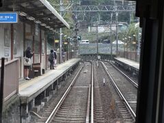 坂を登り切ったところ付近になる大谷駅。
名前の通り、谷底にある駅である。
この先の左カーブの先にトンネルがあって、そこから先は下り坂。
