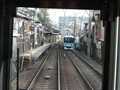 下り坂の途中にある上栄町駅。
山科方面のホームは、この先の右カーブの先にある。
