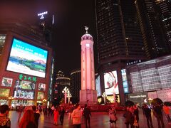 重慶の中心地、解放碑広場。