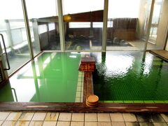 連休でしたが、朝一だったので日帰り入浴できました。
咲花温泉は珍しい緑色をした湯でした。
ぬるめのエメラルドグリーンの湯は湯の華がたくさん舞っています。
硫黄のよい香りも漂う、素晴らしい温泉でした。
