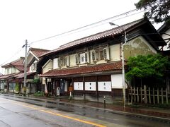 喜多方駅から続けてバスに乗って、「馬車の駅」まで行きました。
このあたりは「おたづき蔵通り」といい、歴史ある蔵が並んでいます。
その代表する蔵の一つが小原酒造です。
クラシック音楽で発酵させた「蔵粋」という銘柄で知られます。