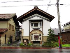 江戸時代から創業の味噌・醤油醸造元の金澤屋忠蔵です。
隣には味噌・醤油を使ったスイーツが楽しめる喫茶もあります。

ここから喜多方にある有名な蔵をめぐります。