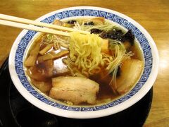 喜多方といえば、ラーメンで知られていますね。
市内にある食堂などで食べることができます。
今回は魚介ベースでチャーシューがたくさんのったものを注文しました。
ちぢれ麺にスープが絡み、美味しかったです。