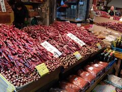釜田市場の唐辛子店です。
きれいに並べられています。