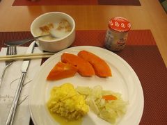 ホテルの朝食。豆乳＋揚げパン、炒めたキャベツ（薄味でおいしかった）など。フルーツに、昨日はなかったパパイヤが追加されていました。写真右上はヤクルトなんですが……なんかアロエのような食感の物体が入ってる～～っっ。