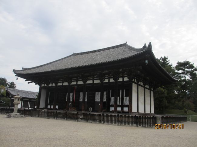 同じく興福寺・東金堂。<br />薬師三尊像が祀られています。大人300円で拝観できます。