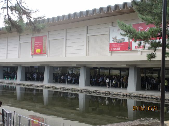 奈良国立博物館の入口です。並んでます。この時点で15分待ちです。休日は75分待ちだったそうです。<br />当然のことながら、展示室は撮影禁止なので写真はありません。<br />大人1100円ですので、ぜひ自分で見てくださいね。<br />強いて言えば、地味ですね。歴史はありそうですが・・。