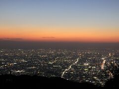 生駒山上駅改札を出るとすぐに生駒山上遊園地になっています。夕暮れ時に行ったので遊園地はすでに閉園時間を過ぎて照明は消えていました。
その先を進んで見えた景色は…