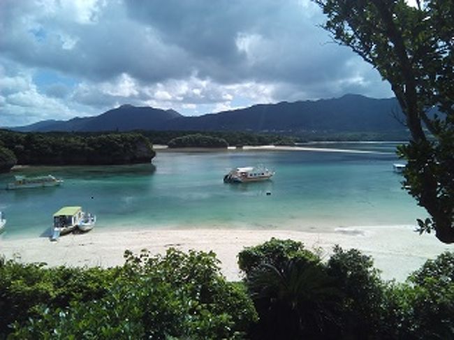 まずむかったのは川平湾。<br />キレイな景色、キレイな湾。<br />グラスボートに乗ろうとおもいます。<br />レンタカーの店長さんに紹介してもらって3割引。