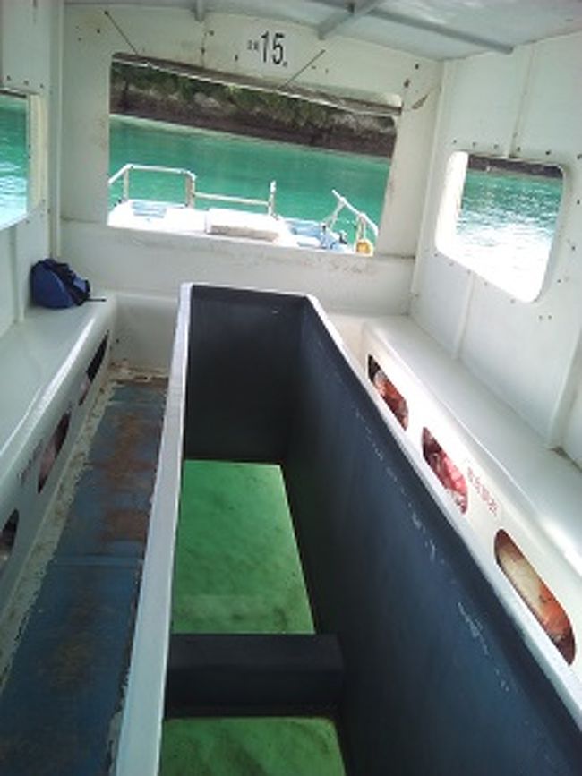 乗船です。<br />グラスボートの中はこんなかんじ。<br />一本前の船は結構お客さんがいたんですがこの船はお客は私だけ？<br />あと一組乗って来るはずらしいんですが、なかなか来ないので船長さん、いいや、もう行っちゃおう、と出発してくれました。