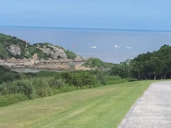 半島の先端、川平石崎へ。<br />クラブメッドカビラの敷地内にはいって景色を堪能します。<br />マンタスクランブル（だとおもいます）、船がいっぱい出ていますねー。<br />天気もよくドライブ日和、ダイビング日和。<br />