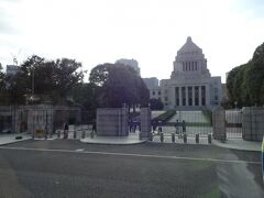 バスは一路国会議事堂に！！
本日は参議院見学です。
http://www.sangiin.go.jp/japanese/taiken/bochou/kengaku.html