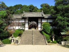 二天門の先には聖徳太子御廟があり、古墳になっています。
大阪府の史跡になっていて、神聖な雰囲気が漂います。