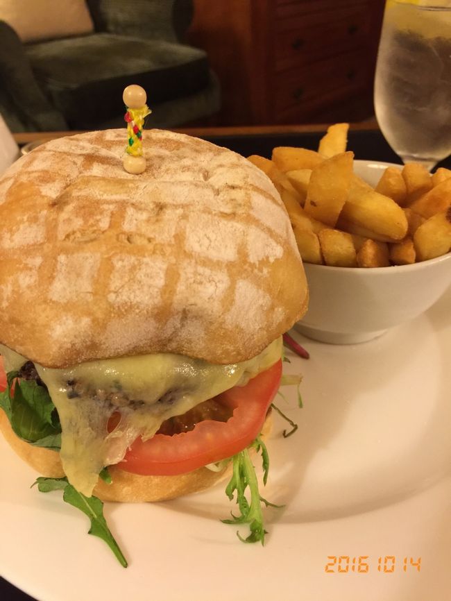 メルボルに到着後 バスでホテルまで送ってくれるので遅くても安心でした<br /><br />ホテルに着いたのが12時過ぎていてホテルのレストランはもうやっていなかったので<br />ルームサービスにしました