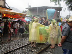 雨合羽を着て「天燈上げ」する人たち。ハングサランでしたよ。

小雨だったのですが、店先に雨合羽売っていました。
これを着るとランタンに文字を書く時に墨が服に飛び散るのが防げますね。

私は気づくと服に黒いシミが一杯でゲッソリ。でも、ホテルで石鹸で洗ったら落ちました。心配無用です。日本の墨汁とは違うみたいです。