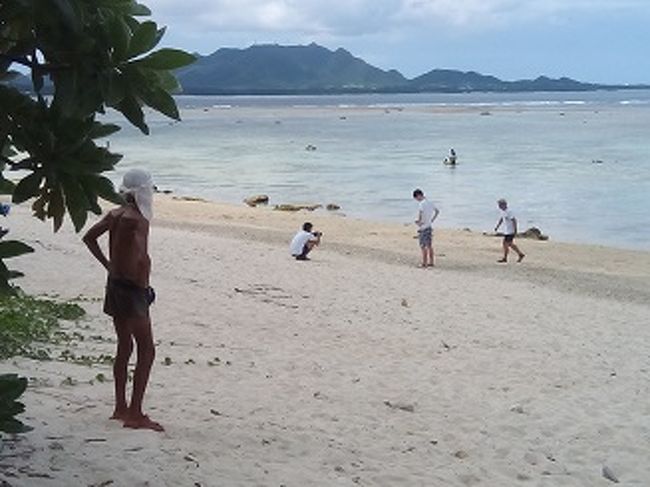 ビーチのようす。<br />このやせたおじいさんは海水浴？