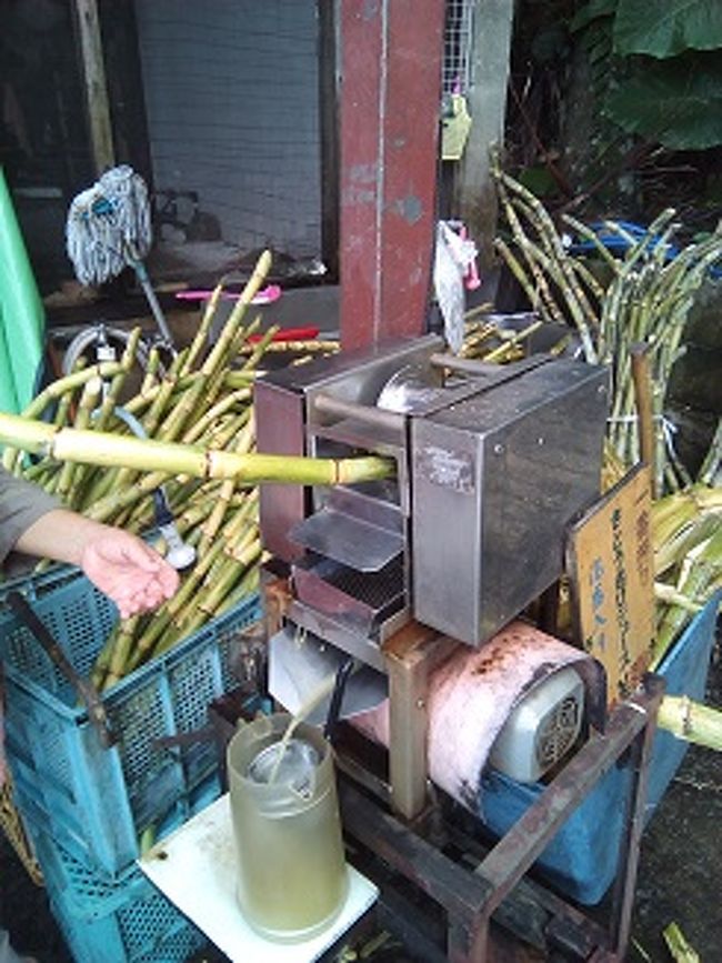 出口のところでさとうきびのジュースを売っていました。<br />飲みたいわけではなかったのですが機械でジュースを搾るところが見たくて小さいのを注文しました。だいたいサトウキビの茎２本で一杯分くらいですね。<br />茎を押しつぶしながらでてきた水分を受けています。