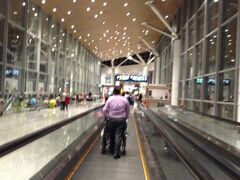 5時間弱の乗り継ぎ待ち。
さて、何をしようか…