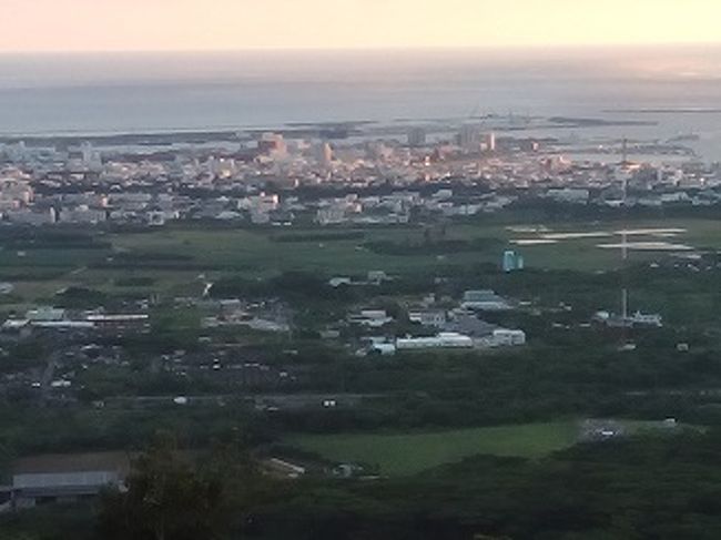 エメラルドの海をみる展望台からの景色。<br />日暮れ時です。良い景色です。<br /><br />このあと戻ってレンタカーを返し、ホテルまで送ってもらいました。<br />新垣食堂の牛そばの話をすると、<br />「それは運が良かったね－。いつもそんな時間には残ってないんだよ。」<br />「そしたら特においしかったでしょう？」<br />そうです、特別おいしかったです！<br />ルートインには大浴場があってダイバーには人気だと言う話も聞きながら<br />ホテルに戻りました。<br />初めて陸上の石垣島をまわって、だいたいの土地勘もできました。<br />いままでぜんぜん知らなかったのですから。<br /><br />今度はいろんな離島に行って遊んで来ようっと思います。<br /><br /> (実は9月にアイランドホッピングツアーにいく予定だったんですが台風で中止になってしまったのでした。残念)