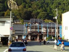 山寺駅のすぐ目の前にあえある「旧山寺ホテル」です。
国の登録有形文化財です。
中は、結城泰作さんが描いた山形の古い建物のデッサン画の資料館になってます。
デッサン画の直線は定規でなくて、なんとフリーハンド！
多少のずれがあって、そこもこの画の温かみだと、管理人さんがおっしゃってました。
無料で入館できますが、登録有形文化財は自費で建物を維持をしなくてはいけないので、入り口の募金箱に気持ちを入れていただくと幸いですね。
素晴らしい建物を残すためにも。
