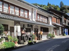 そのゆるい坂道の角に建つは創業明治２０年「山城屋旅館」、当時の風情が味わえますね！。
元は馬宿だったそうですが、今も宿泊のみなら可能だそうです。

２階の窓に腰掛けて、眺める景色はどのような趣きなのでしょうか？…。