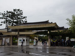 09:05、雨がやまないので、荷物をフロントに預けタクシーで慶州国立博物館へ行くことにする。