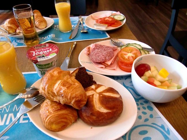 ウィーンのホテル、モーテルワン・ハウプトバーンホフの朝食。<br />4泊のうちこの日だけは朝食を付けました。朝食料9ユーロ。<br />あまり種類はありませんが、今日はこれから遠出をしますので、一日くらいホテルでいただきましょうということで。<br /><br />朝から凄い食欲、いえこれは私のではありません。<br />