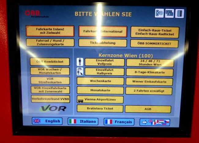 今日のチケットは「アインファッハ・ラウス・チケット」。<br />券売機の最上段右側を選びます。<br /><br />これで1日中オーストリアを周遊することができます。ドイツのバイエルンチケットのようなものですね。<br />これから私たちは、オーストリアとハンガリーの国境ショプロンまで行きますが、このチケットでOKです。その後、時間があれば、ハイドンゆかりのアイゼンシュタットにもこのチケットで行く予定です。<br /><br />料金3人で37ユーロ。<br />ウィーンからショプロンまでの普通運賃が一人片道16.5ユーロですから、それだけでも3分の一くらいのお値段ですみます。<br />