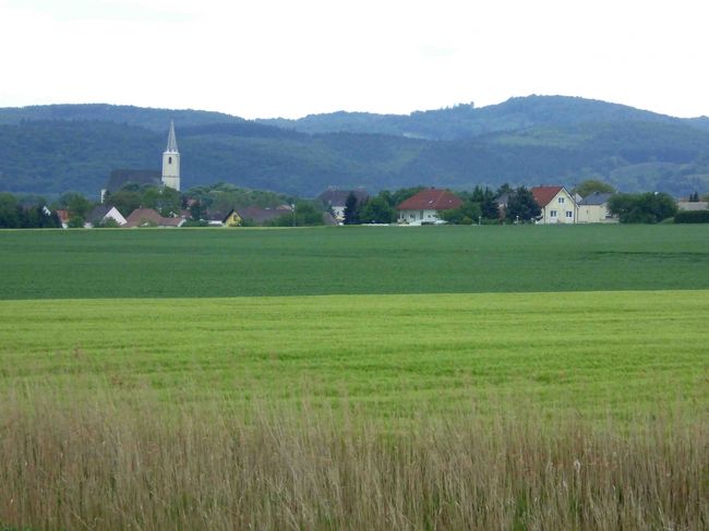 ショプロンはオーストリアとの国境、ヘソのようにオーストリア側に食い込んでいます。<br /><br />私のもう一つの楽しみは国境線を探すこと。何か目印がないかとさっきからじーっと車窓を凝視しています。<br />でも残念ながら「ここはどこ？」状態、オーストリアなのかハンガリーなのか？<br />