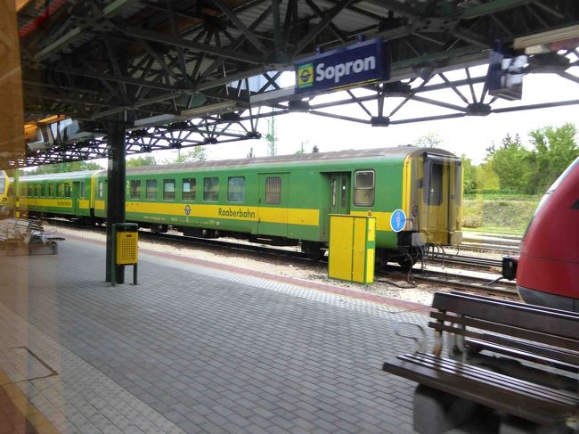 よく分からないうちにショプロンに到着。<br /><br />あちらに停車している黄色とグリーンの列車はRaaberbahn。<br />ラーバーバーンとは、ハンガリーとオーストリア政府の合弁により設立された鉄道会社です。<br />