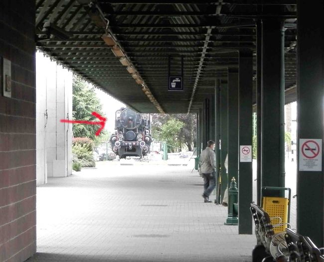 息子さんが鉄道ファンのK氏は、駅の端に停めてあったSLを目ざとく見つけて写真を撮っていました。<br />さすが～～。<br />私はこんなものがあることさえ気が付きませんでした。<br />