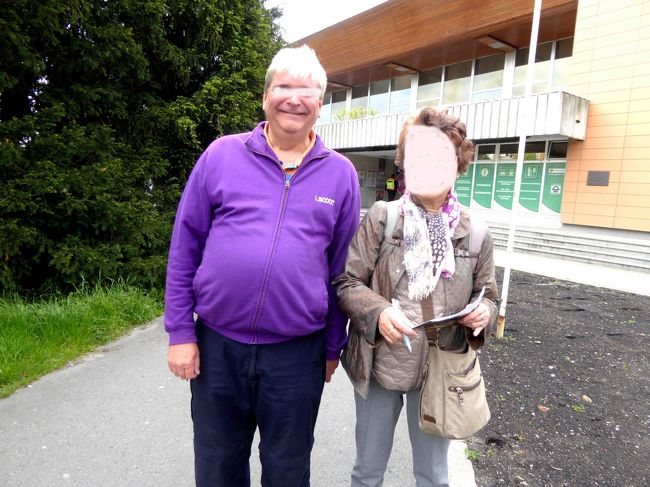 あらホント！<br /><br />この後京都に行ったんだよーって話や、日本はどうでしたか？って話をしたり、3人で順番に記念撮影をしたり、すっかり盛り上がっていると向こうから<br />「パパ、まだぁ～～？」って娘さんの声が聞こえました。<br />あわてて「チュース！」って飛んで行ったアンコ型の異国のお相撲さんでした。<br /><br />I女史と記念撮影。<br /><br />