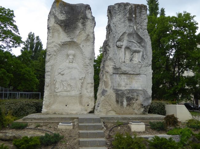 駅前の人気のない通りをしばらく歩くと緑地帯に出ます。<br /><br />公園になにやら歴史ありげなモニュメント。<br />ハンガリー語（マジャール語）の説明文はさっぱりわかりません。<br />