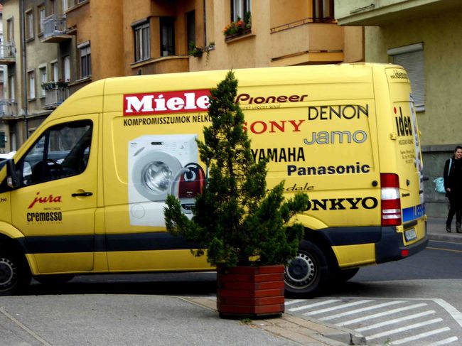 マジャール語が全く読めなくて、少々ストレス気味のところへ懐かしい名前が。<br /><br />「パイオニア」・「デンオン」・「ヤマハ」・「ソニー」・「パナソニック」・「オンキョー」・・・。<br /><br />日本バンザ～～イ！<br />