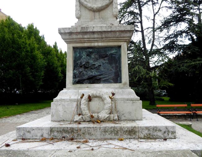 「戦争犠牲者の碑」。<br />