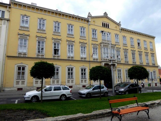 公園から見えるあの宮殿みたいな立派な建物は何？。<br />