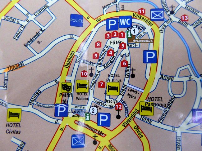 旧市街は馬蹄形のコンパクトな地形です。<br />徒歩でも十分回れる広さです。<br />