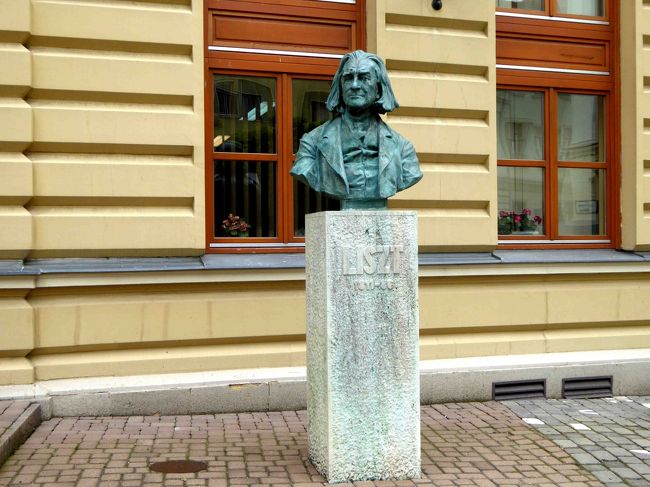 建物の横にはフランツ・リスト像。<br /><br />リストとショプロンの関係については後ほど詳しく。