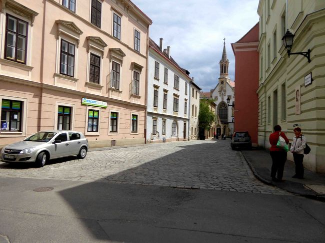 本当に静かな街です。<br />路地裏では二人の奥様が立ち話している以外、人の姿はありません。<br />