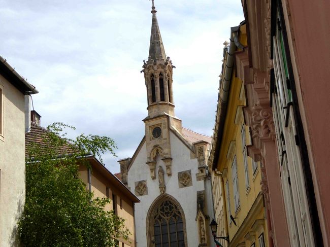 小路の奥の方に小さな教会が見えます。<br />1864年に建てられたウルスラ教会。ネオゴシック様式です。<br />