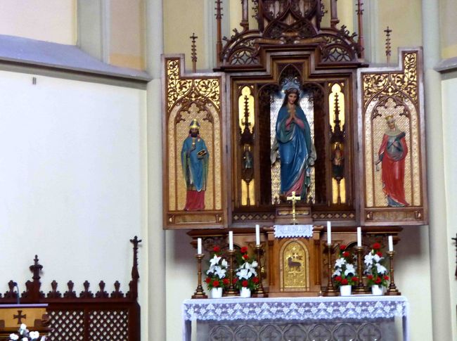 祭壇。<br />ブルーの衣をまとった聖母マリア様。<br />